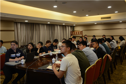 图为全体党支书开展相关研讨_副本.jpg