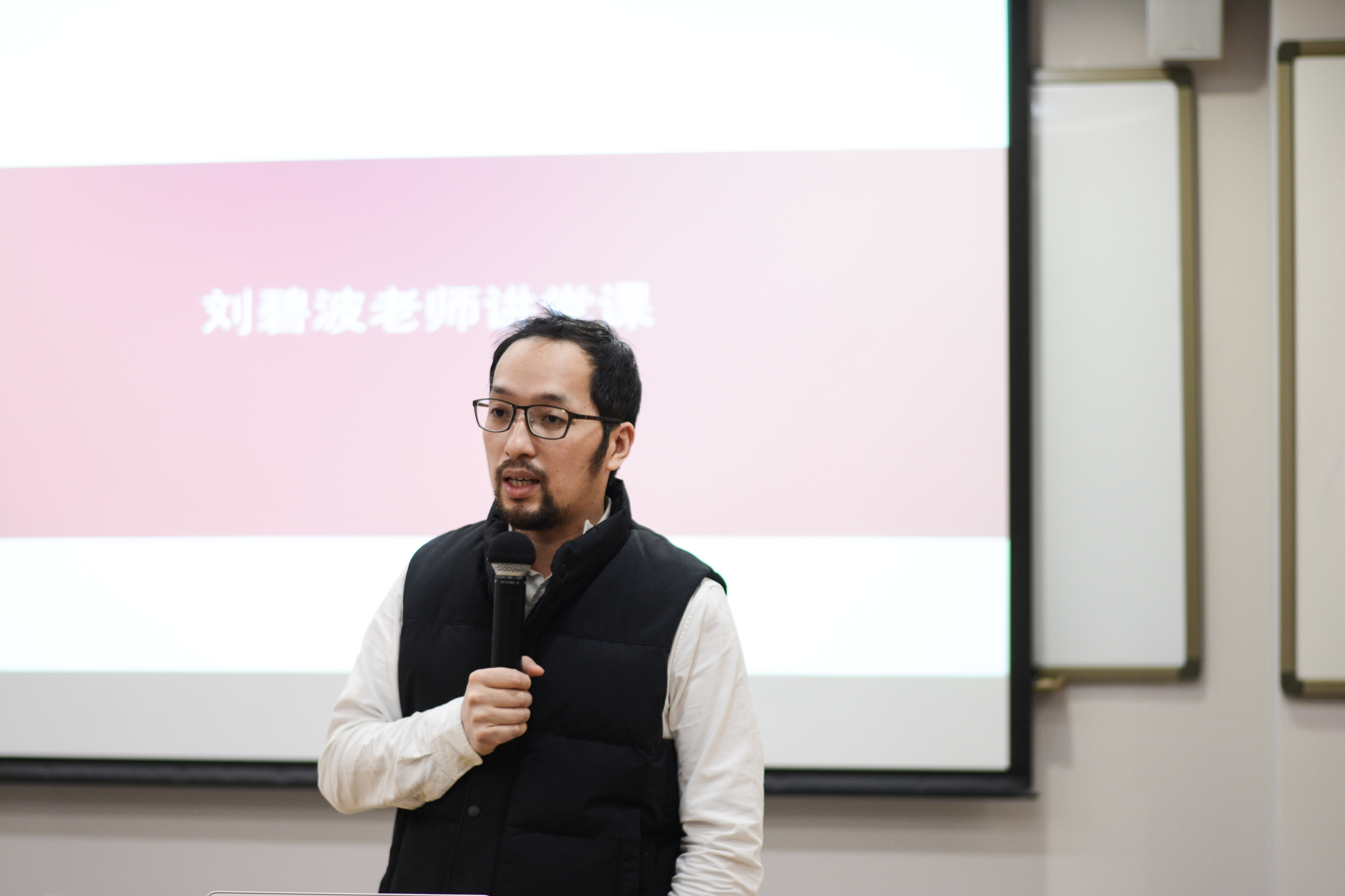 图为公司党委委员、经理助理刘碧波老师讲党课.jpg 图为公司党委委员、经理助理刘碧波老师讲党课.jpg