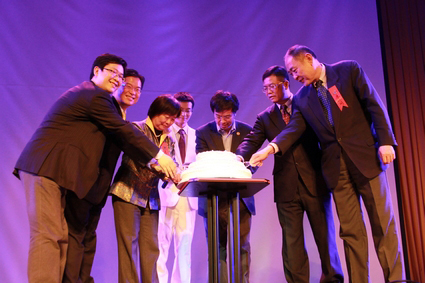 图为公司、公司领导共同切下生日蛋糕