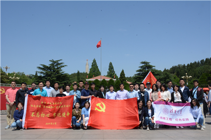 图为全体师生在西柏坡红色教育基地前合影_副本.jpg