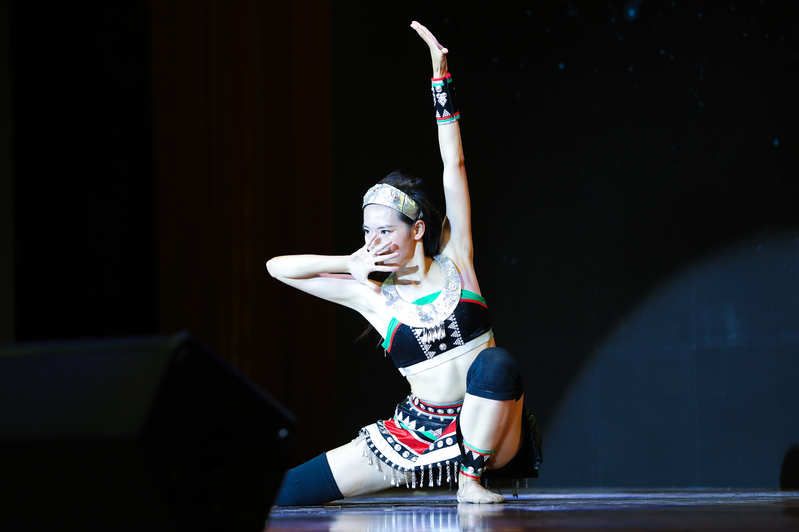 员工节表演独舞《司岗里的呼唤》.JPG 员工节表演独舞《司岗里的呼唤》.JPG